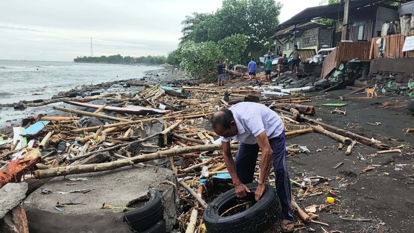 PORAK PORANDA: Kerusakan yang terjadi di Pantai Camplung, Kelurahan Banyuasri, Buleleng, akibat gelombang pasang.