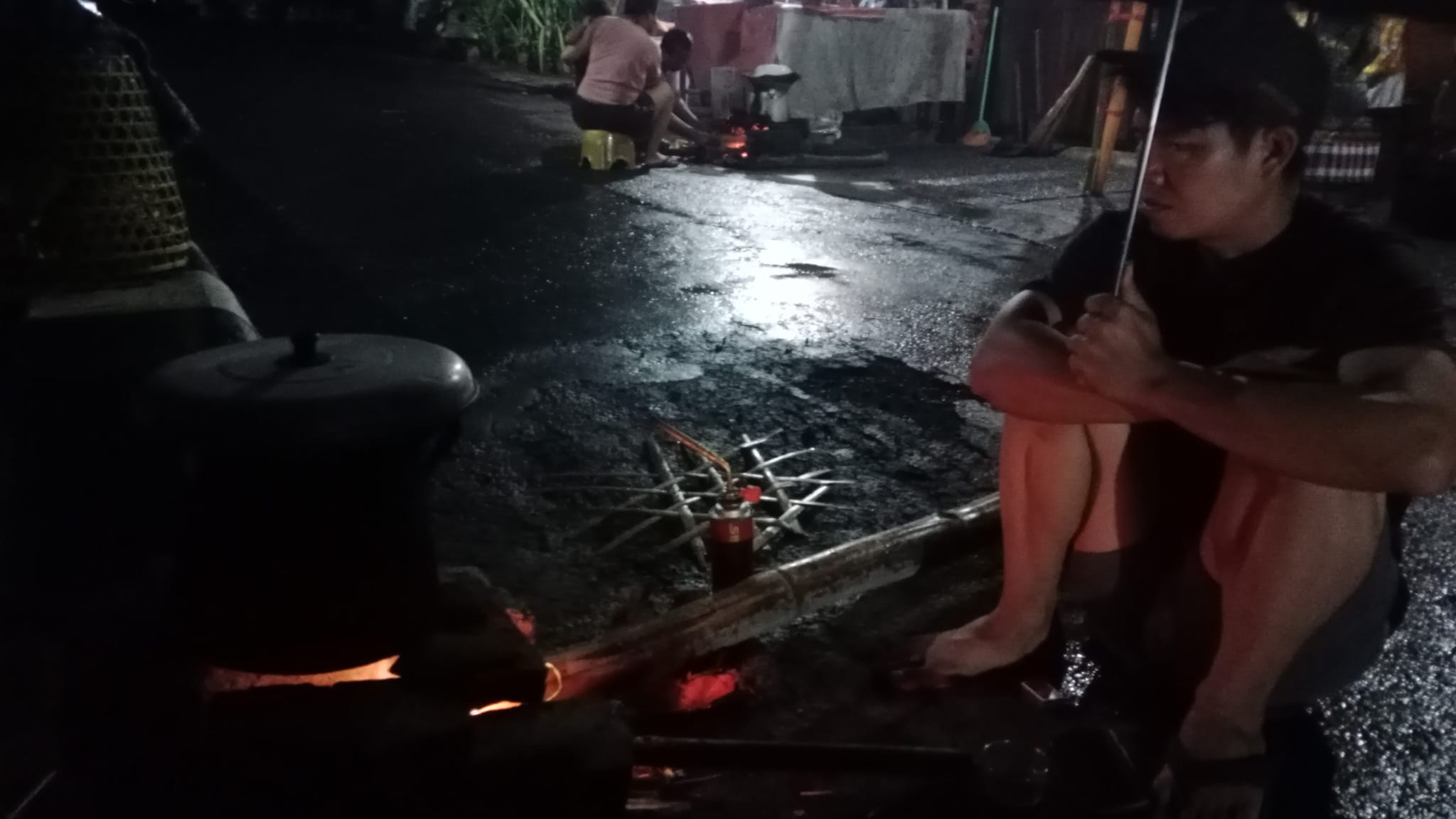 LESTARIKAN TRADISI: Warga tetap melakukan nyakan diwang selepas hari raya Nyepi, meski sambil hujan-hujanan.