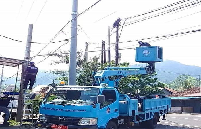 Tim Dishub Buleleng mulai kembali menghidupkan LPJU dan TL yang dimatikan pasca Hari Suci Nyepi 2024.
