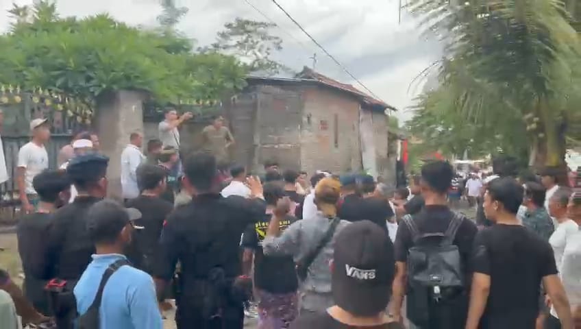 BENTROK: Keributan kelompok pemuda yang terjadi di Desa Lokapaksa, Kecamatan Seririt, Kabupaten Buleleng Bali, pada hari pengerupukan, Minggu (10/3/2024).