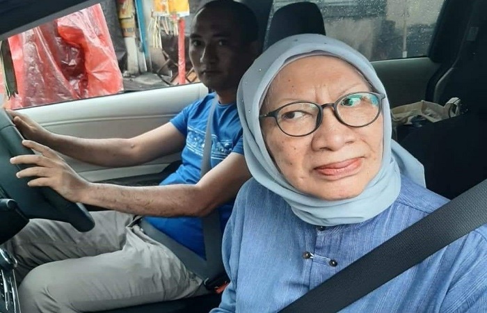 Ratna Sarumpaet dipergoki pecalang bersama seorang lelaki berkendara saat Nyepi di kawasan Canggu, Kuta Utara Badung, Bali.