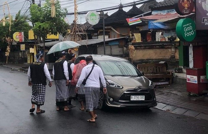 Ratna Sarumpaet dipergoki pecalang bersama seorang lelaki berkendara saat umat Hindu melaksanakan tapa brata Nyepi. Dia bersama seorang pria muda menggunakan mobil di kawasan Canggu, Kuta Utara Badung