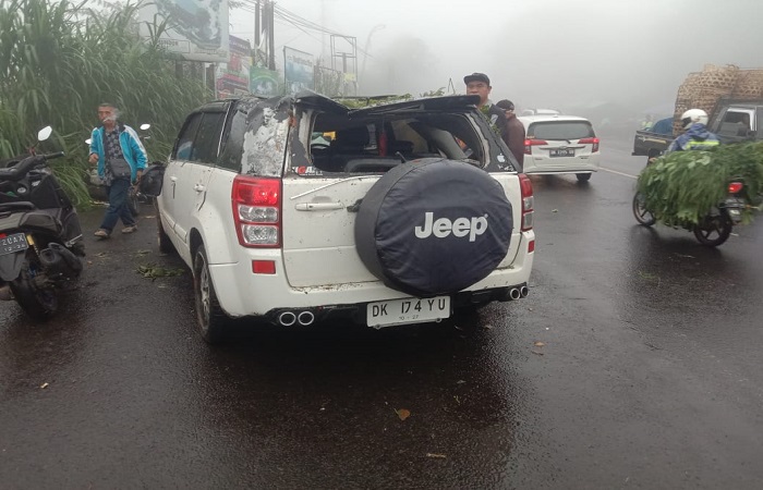 Suasana di lokasi kejadian pohon tumbang menimpa mobil pasangan suami istri di Jalan Raya Singaraja-Denpasar.