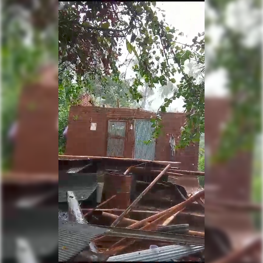 DITERBANGKANG ANGIN: Bangunan milik Made Sumarsa, warga Desa Depeha, Buleleng, yang atapnya diterbangkan angin.