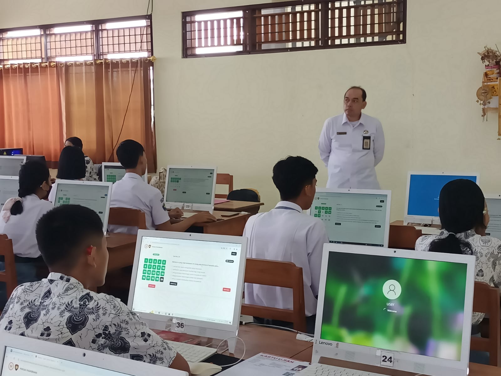 TES TULIS: Proses seleksi tes tulis berbasis komputer yang diikuti calon paskibraka di Buleleng.