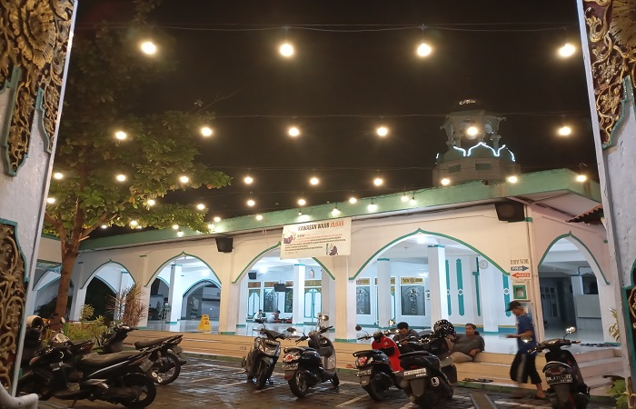 Suasana malam hari di Masjid Agung Jami