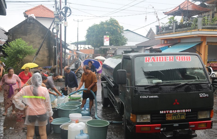 Suplai air bersih yang dilakukan Yonif Raider 900/SBW ke Desa Sudaji, akibat putusnya pipa induk air bersih di sana.