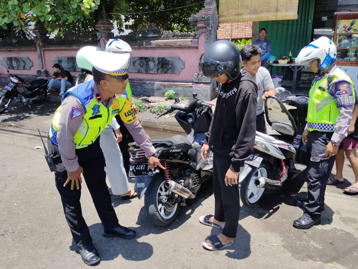 KENA TEGURAN: Polisi mendapati pengendara sepeda motor yang menggunakan knalpot brong.