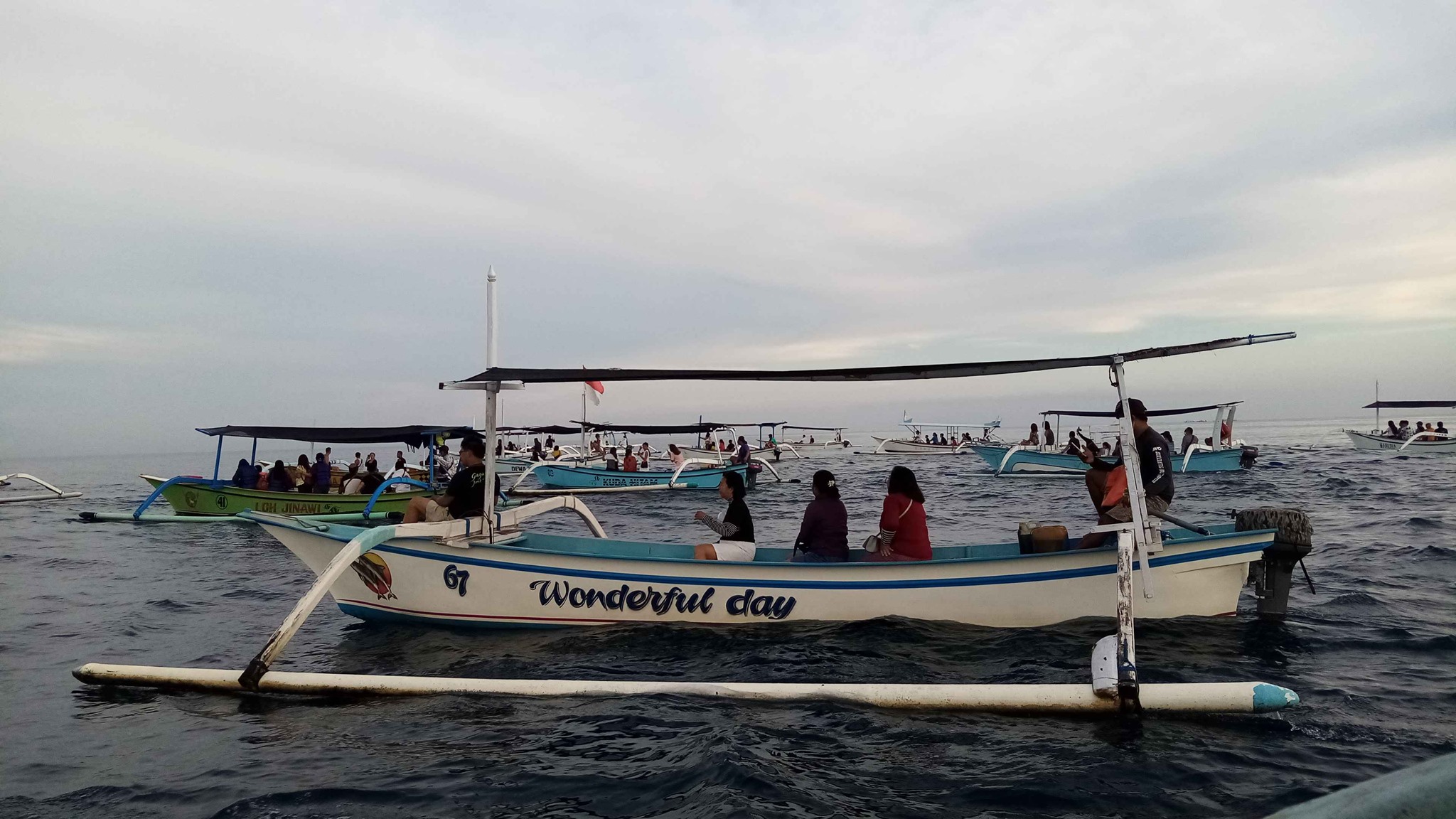 WISATA UNGGULAN: Wisatawan menyaksikan atraksi dolphin di Lovina.