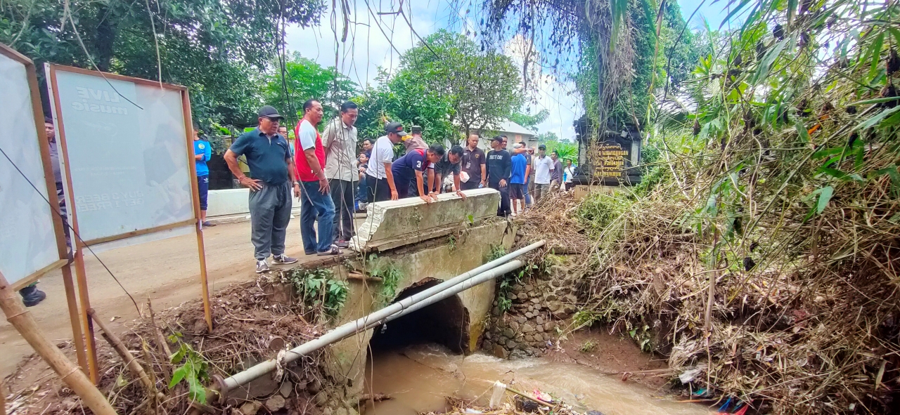 TERSUMBAT: Saluran  air yang ada di perbatasan antara Desa Kalibukbuk dengan Desa Kayuputih. Air yang meluap dari saluran tersebut memicu banjir di kawasan wisata Lovina.