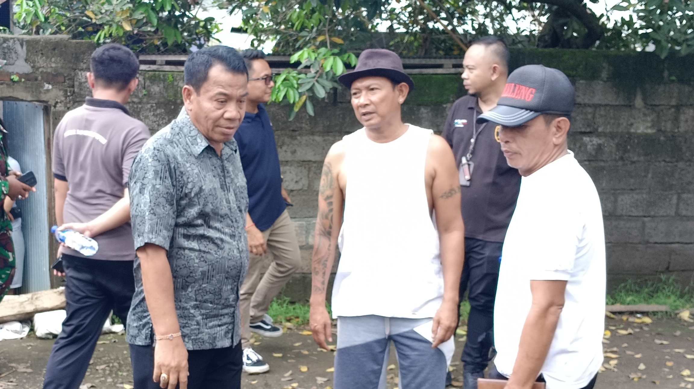 DATANGI WARGA: Pj. Bupati Buleleng Ketut Lihadnyana (kiri) mendatangi warga di Desa Kalibukbuk, yang terdampak banjir pada Sabtu (9/4/2024) lalu.