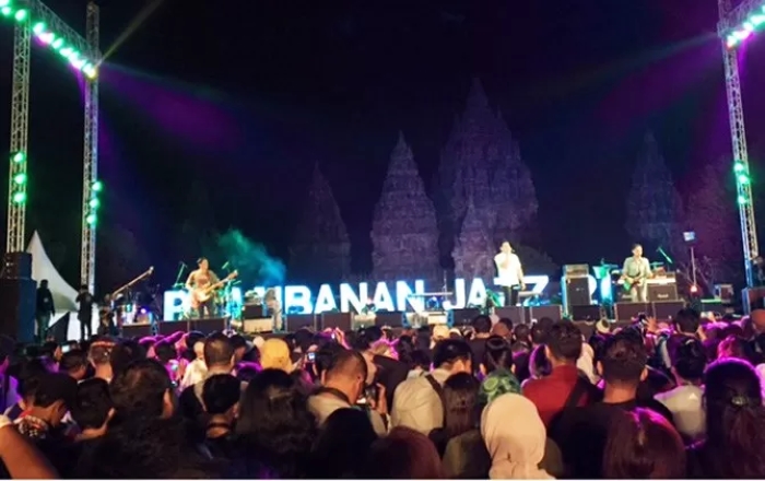 Ada Band di Prambanan Jazz Festival 2017 di Candi Prambanan, Yogyakarta, Jumat (18/8) malam.