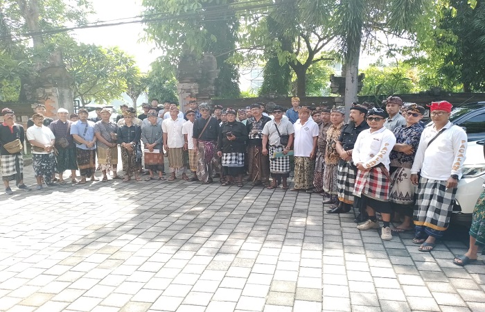 Sebanyak 60-an Masyarakat Adat Dalem Tamblingan Buleleng Geruduk Kantor MDA Bali. Mereka menolak adanya pemekaran desa adat yang selama ini sudah menjadi bagian dari Masyarakat Adat Dalem Tamblingan.