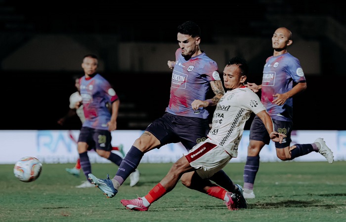 Pemain Bali United Irfan Jaya dihadang keras para pemain RANS Nusantara FC.
