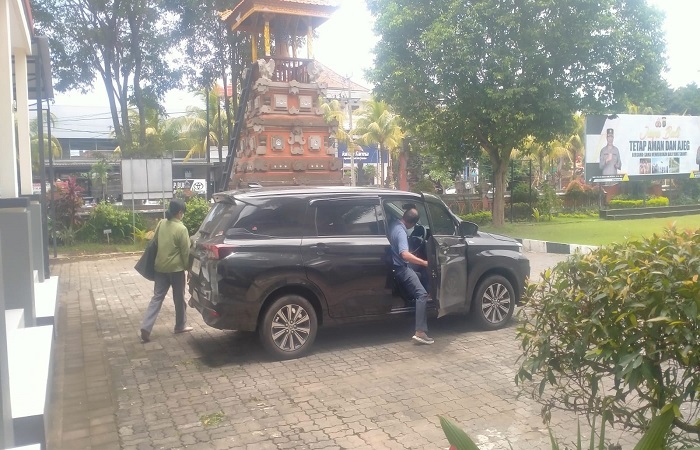 Pemilik Villa Yeh Baat Jatiluwih Ni Nyoman Ayu Suratnasih tak banyak komentar usai diperiksa penyidik Polres Tabanan.