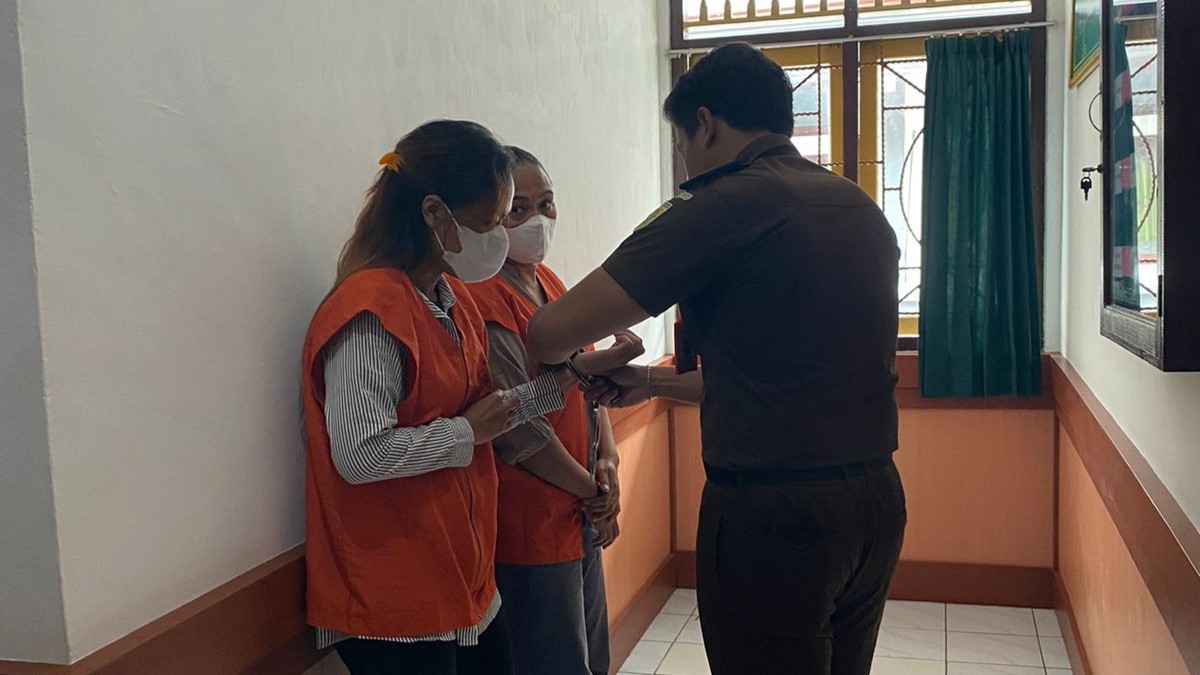 DITAHAN: Para terpidana kasus korupsi di BUMDes Mekar Laba Desa Temukus, dijemput jaksa. Keduanya kini ditahan di Lapas Singaraja.