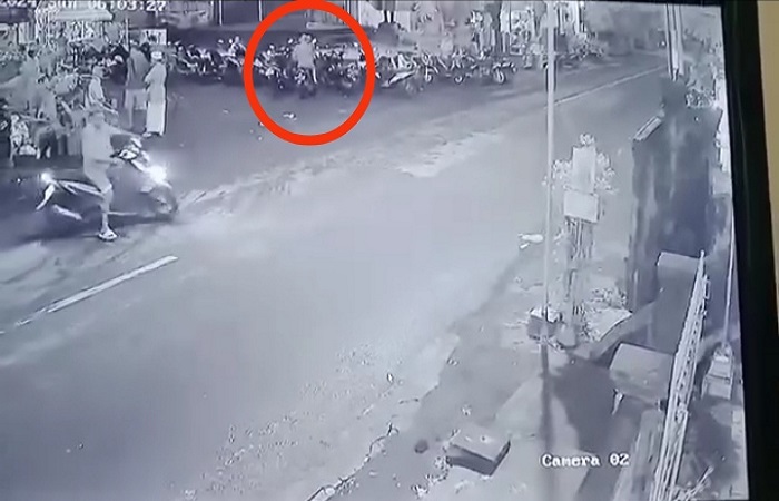 Pelaku (lingkaran merah) tampak menduduki motor korban sebelum dibawa kabur.