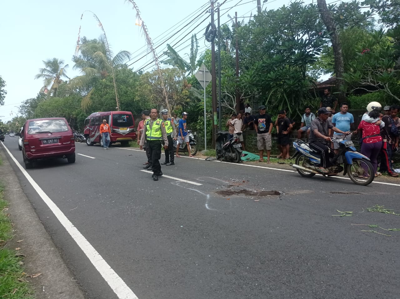 OLAH TKP: Polisi melakukan olah TKP kecelakaan yang terjadi di Jalan Raya Antosari-Pupuan.