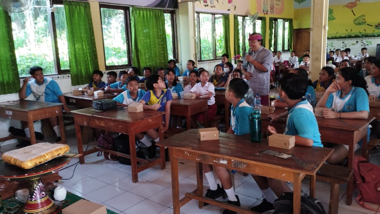 BLUSUKAN KE SEKOLAH: Program Museum Masuk Sekolah yang dilakukan pengelola Museum Lontar Gedong Kirtya.