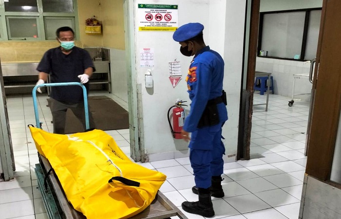 Tim Gabungan evakuasi jenazah tanpa identitas di Pantai Kuta, Selasa (19/3).