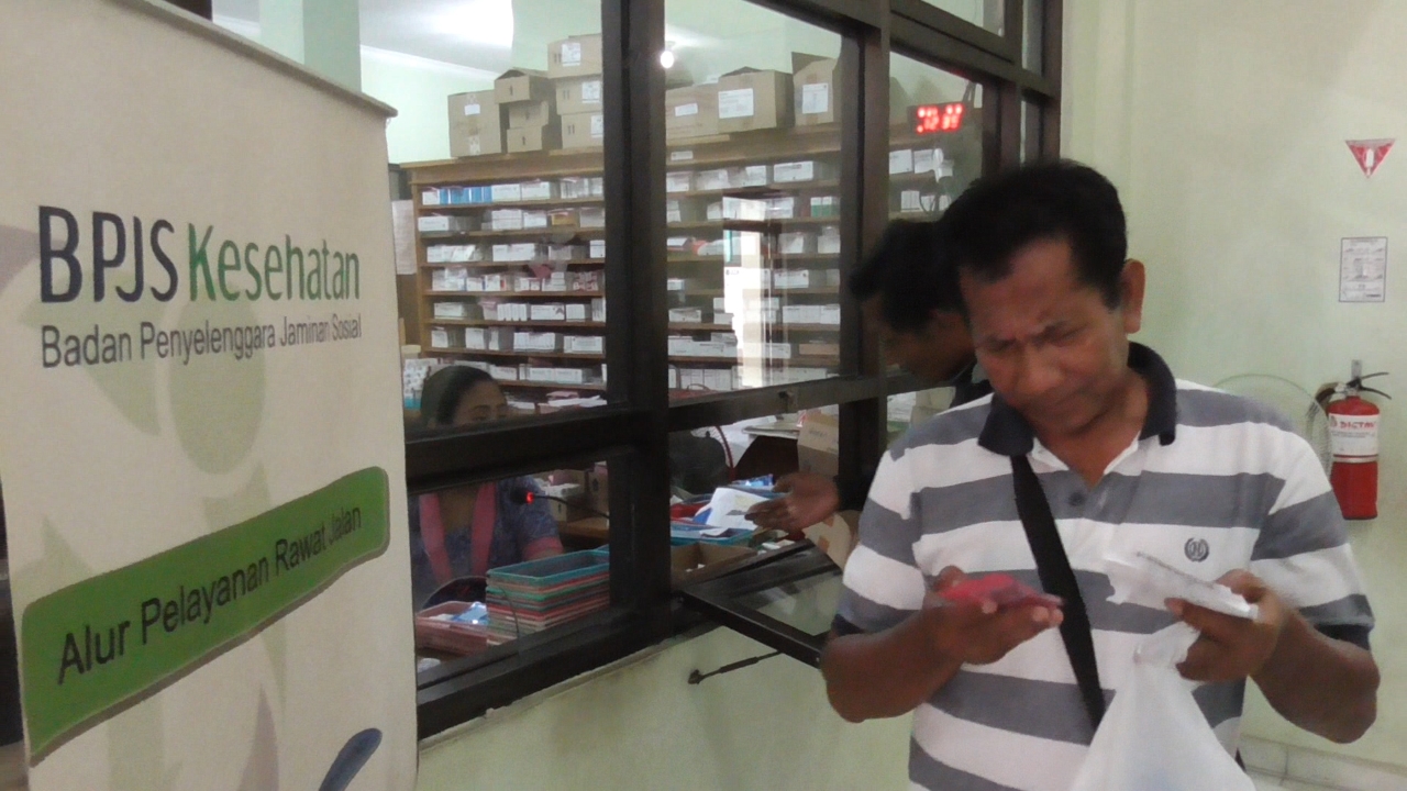 TEBUS OBAT: Warga saat menebus obat di RSUD Buleleng menggunakan layanan BPJS Kesehatan.