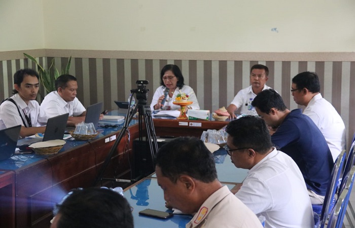 Rapat Disperkimta Buleleng terkait dengan penyerahan PSU dari pengembang ke Pemkab Buleleng.