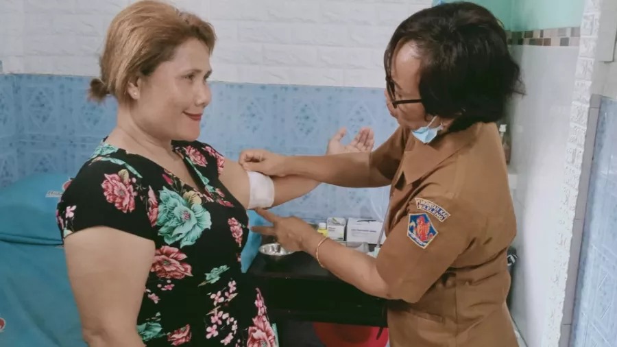 PASANG KONTRASEPSI: Petugas KB memasang alat kontrasepsi berupa implan.