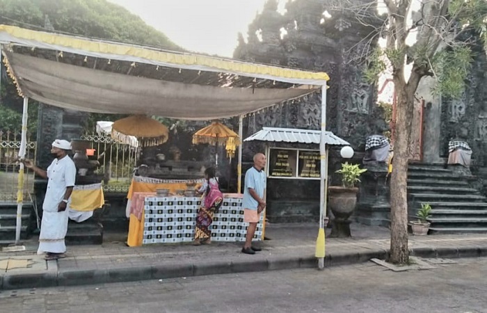Suasana di Pura Gede Desa Pengastulan. Kotak sesari di sana digondol maling.