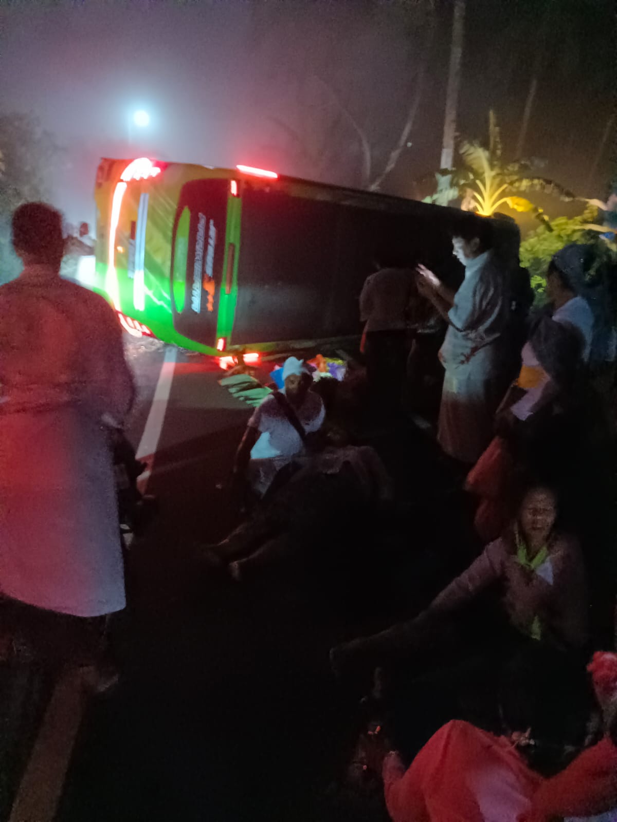 Kondisi minibus yang mengangkut siswa Tirta Yatra yang terguling di lingkungan Banjar Munduk Guwang, Desa Belatungan, Kecamatan Pupuan, Tabanan.