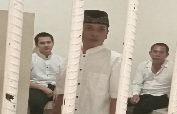 Terdakwa Hariyanto (pakai kopyah), dukun cabul yang meminta tumbal darah perawan saat hendak mengikuti sidang tuntutan di PN Negara Kamis sore lalu.