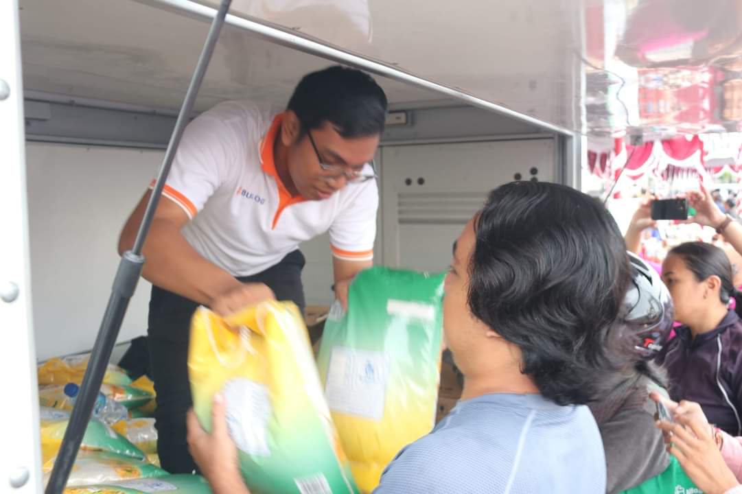 BERAS MURAH: Warga membeli beras SPHP yang dijual saat gebyar pangan yang digelar di Buleleng belum lama ini.