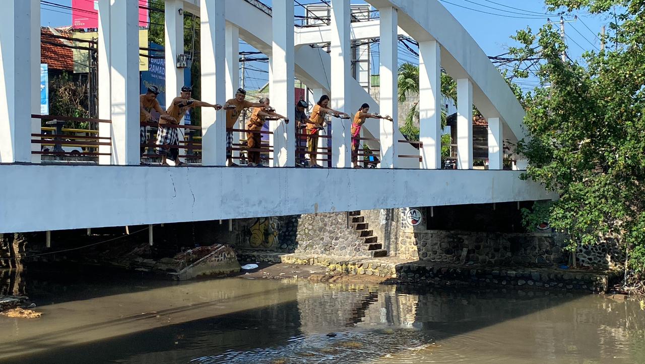 HARI ARI: Prajuru Desa Adat Buleleng menuangkan eco enzyme ke Tukad Buleleng dalam rangka memperingati Hari Ari Sedunia.