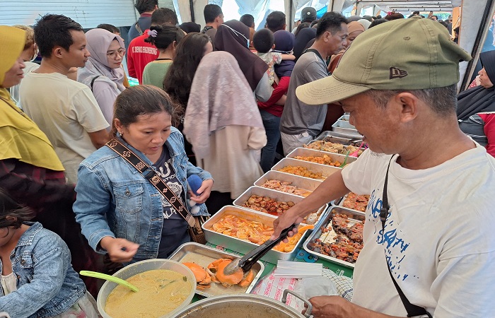 Menu kepiting yang dijual Suroso selalu diminati pengunjung Pasar Ramadhan di Masjid Raya Baiturrahman Denpasar.