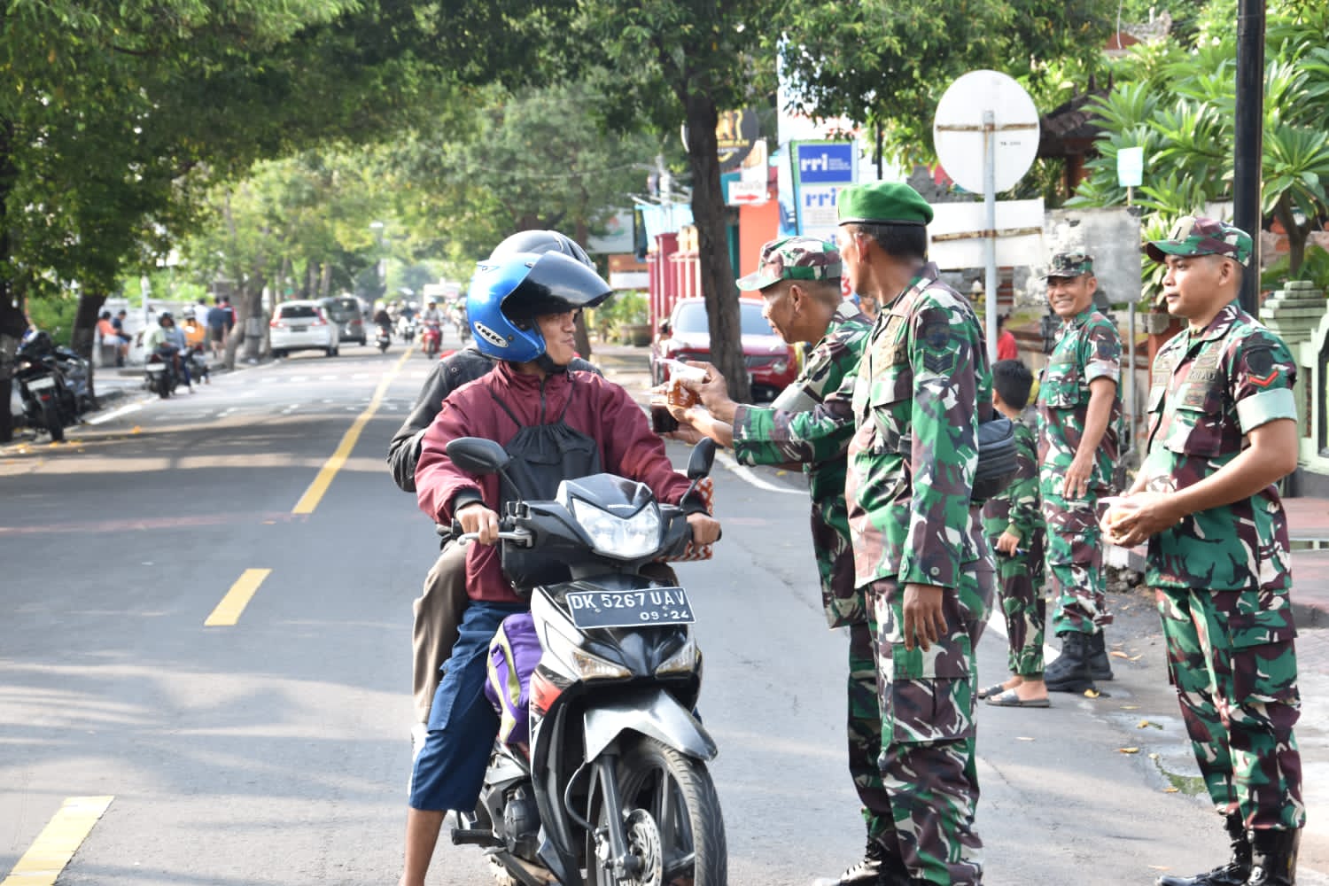BERKAH RAMADAN: Prajurit TNI membagikan takjil kepada warga yang melintas di depan Markas Kodim 1609/Buleleng, tepatnya di Jalan Gajah Mada, Singaraja.