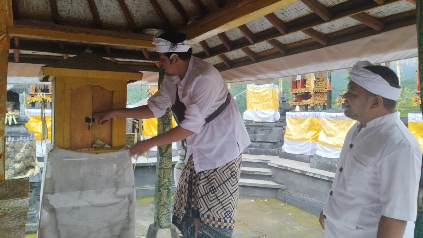 DIRUSAK: Krama menunjukkan lokasi penyimpanan pralingga di Pura Dadia Dwijendra yang rusak. Pralingga yang merupakan lambang bhatara, hilang dicuri.