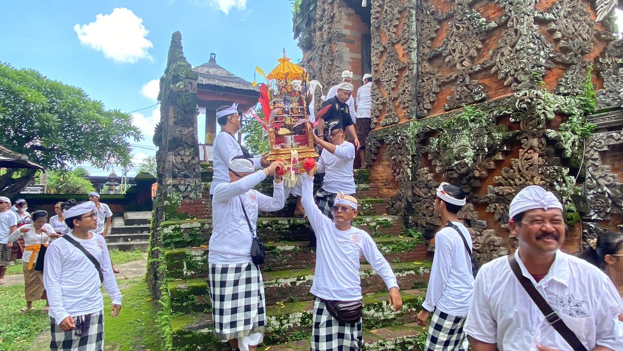 MELASTI: Prosesi melasti di Desa Adat Buleleng.