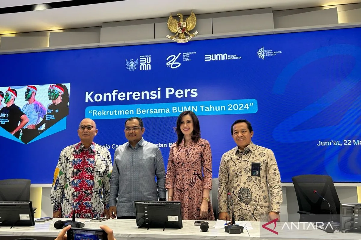 Deputi Bidang SDM, Teknologi, dan Informasi Kementerian BUMN Tedi Bhatara dan Ketua Umum Forum Human Capital Indonesia (FHCI) Alexandra Askandar dalam jumpa pers di Kantor Kementerian BUMN, Jakarta.