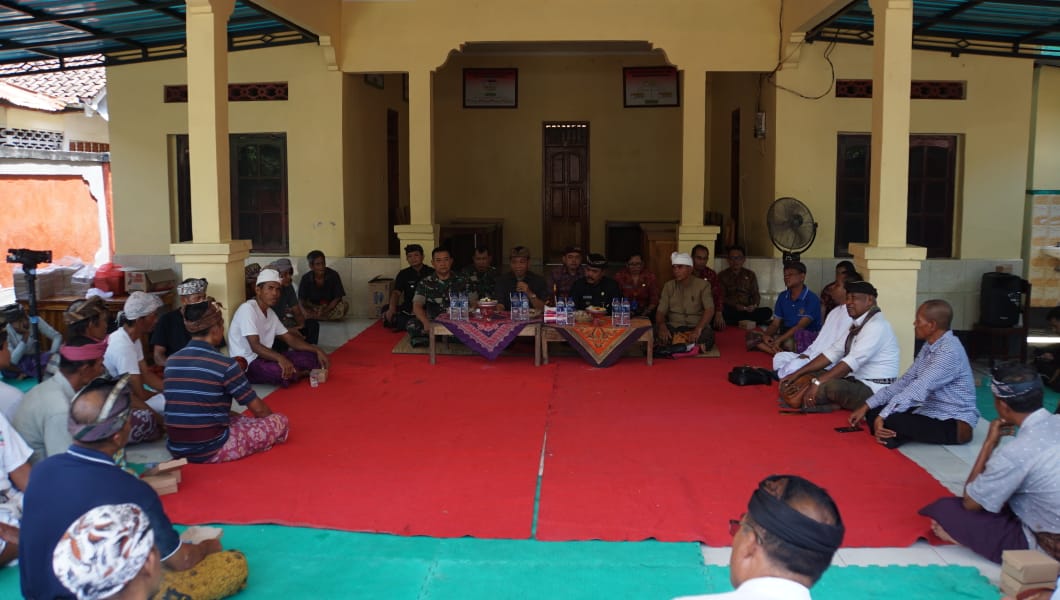 KUBURAN KATOLIK: Proses paruman di Banjar Adat Batupulu terkait pengadaan lahan untuk pekuburan umat Katolik.