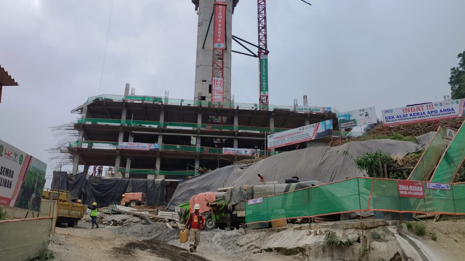 PROYEK PRESTIUS: Proses pembangunan Menara Turyapada yang terletak di Desa Pegayaman, Kecamatan Sukasada, Buleleng