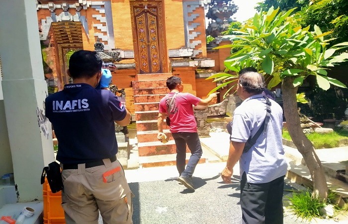 Tim Inafis Polres Buleleng lakukan olah TKP di merajan yang kemalingan di Kelurahan Banjar Jawa. Diketahui dua pasang pratima dan satu balai bagia yang terbuat dari emas raib.