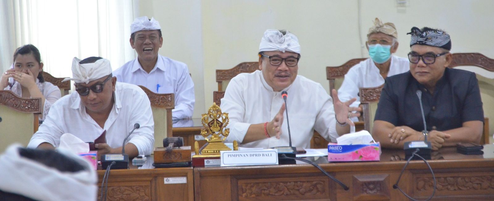 RAKOR: Wakil Ketua DPRD Bali Nyoman Sugawa Korry memimpin rapat dengan TAPD di Kantor DPRD Bali, Rabu (27/12/2023).