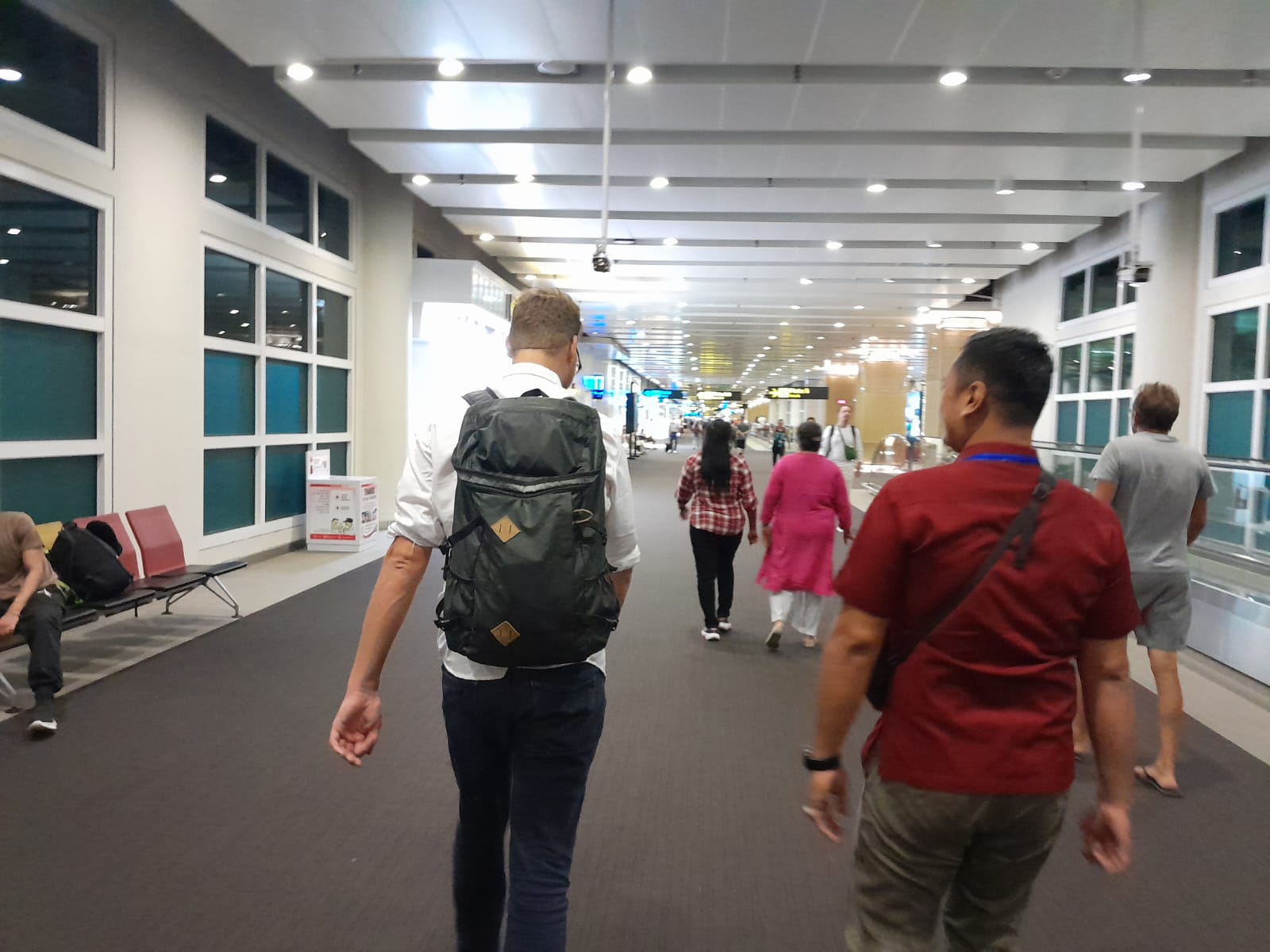 DEPORTASI: Kantor Imigrasi Singaraja melakukan deportasi terhadap JEDY, WNA asal Australia. Dia diusir dari Bali karena mempromosikan bisnis pacaranya.