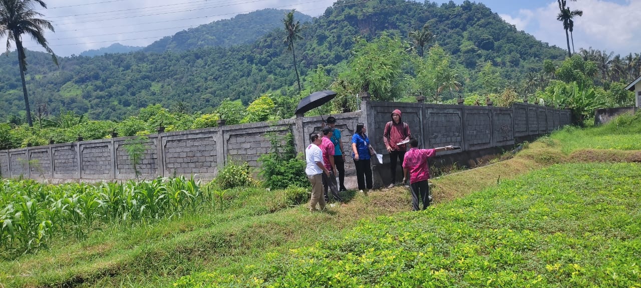 CEK LAHAN: Tim dari Disdikpora Buleleng dan Bidang Aset Pemkab Buleleng mengecek lahan yang akan digunakan untuk SMPN 6 Gerokgak.