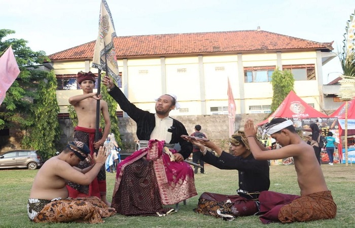 Penampilan cosplayer dalam pesta rakyat serangkaian HUT ke-420 Kota Singaraja.