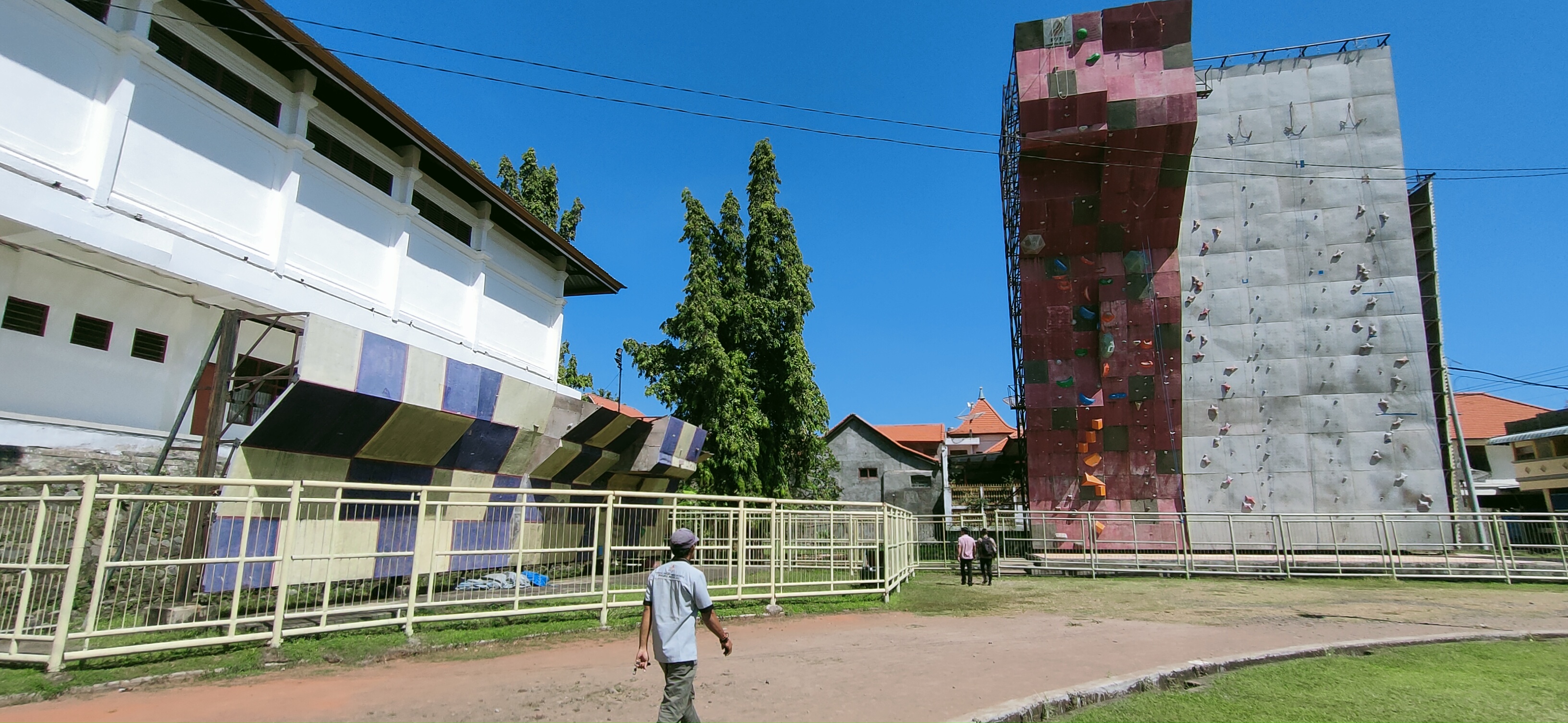POTENSIAL: Lintasan panjat tebing di Lapangan Bhuana Patra Singaraja. Federasi Panjat Tebing Indonesia (FPT) Bali sempat menjajaki lokasi ini sebagai lokasi pelaksanaan Porprov Bali 2022.