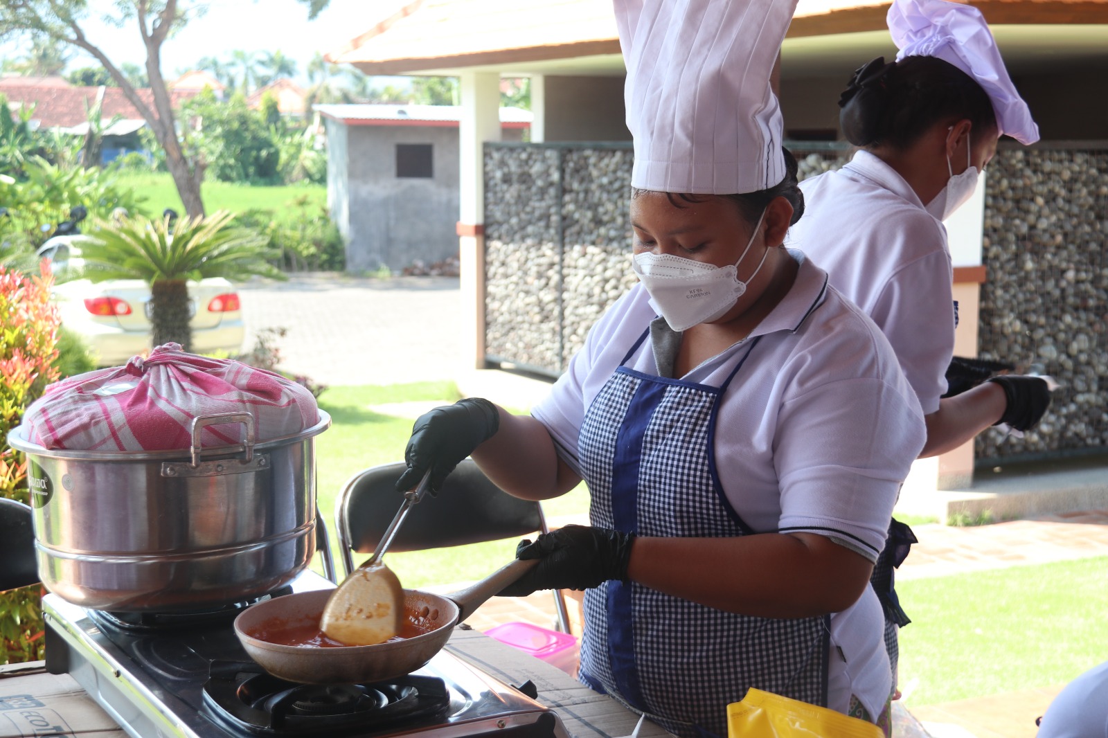 MASAK MAKANAN BERGIZI: Salah satu peserta mengikuti Lomba Inovasi Kuliner Berbahan Pangan Lokal di Krisna Beachstreet, Singaraja.