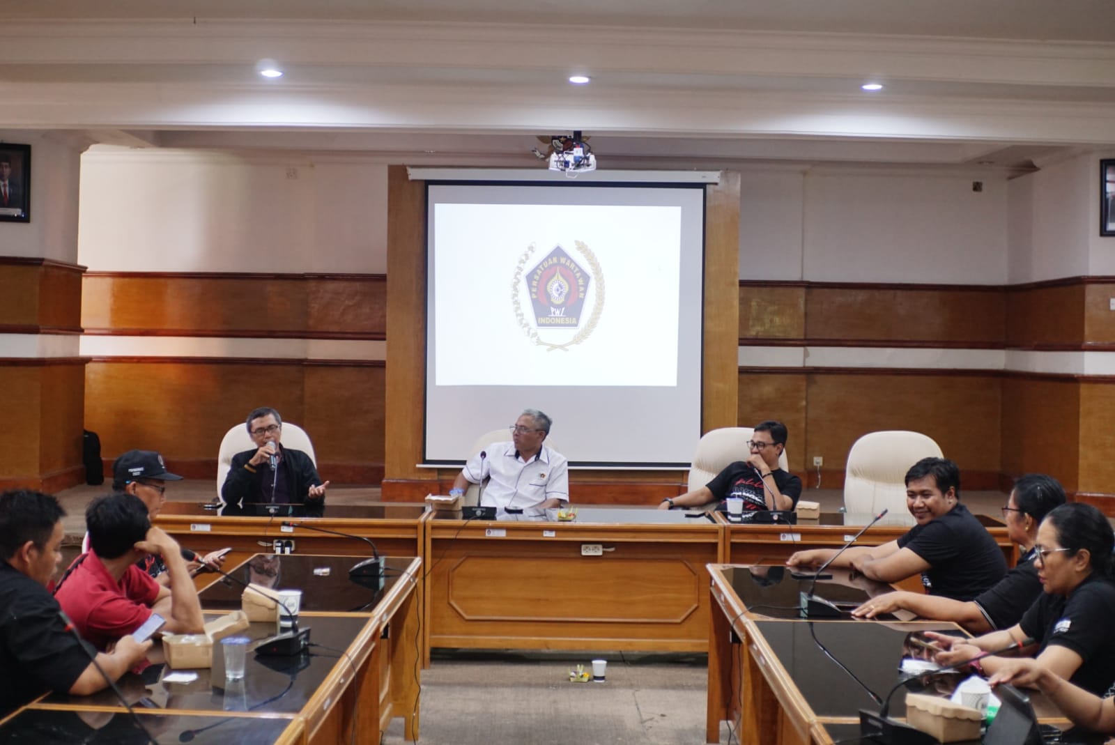 JAGA KOMPETENSI: Penyegaran jurnalistik yang digelar PWI Buleleng di Ruang Rapat Unit IV Kantor Bupati Buleleng serangkaian Hari Pers Nasional (HPN).