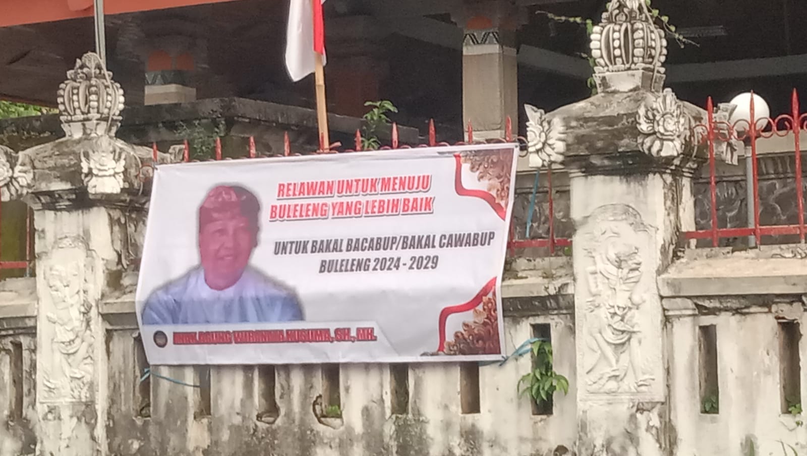 DUKUNGAN: Spanduk dukungan kepada  Penglingsir Puri Tukadmungga, Anak Agung Wiranata Kusuma.