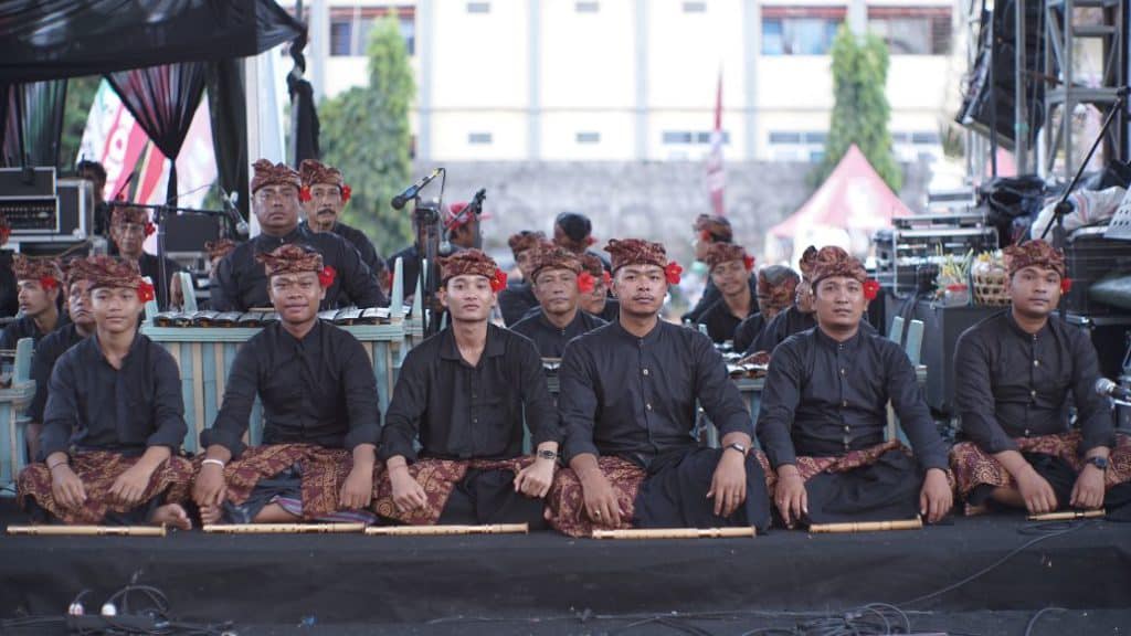 PERSIAPAN MATANG: Sekaa Gong Kebyar Eka Wakya saat hendak tampil pada acara penutupan HUT Kota Singaraja ke-420 di Lapangan Bhuana Patra Singaraja.