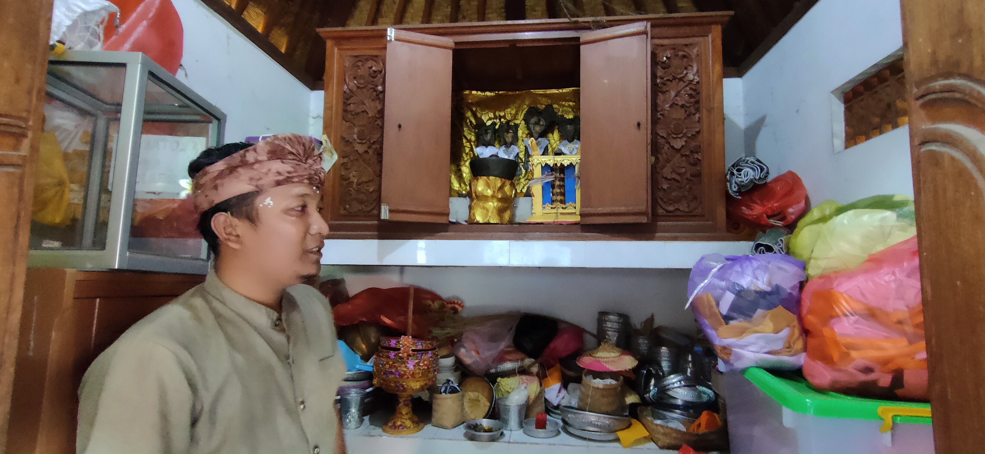 GONG DUWE: Kelian Sekaa Gong Kebyar Eka Wakya, Gede Arya Septiawan menunjukkan gong duwe yang tersimpan pada lemari di dalam gedong simpen.